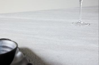 Vierkante moderne tafel stone look walnoot 120 cm