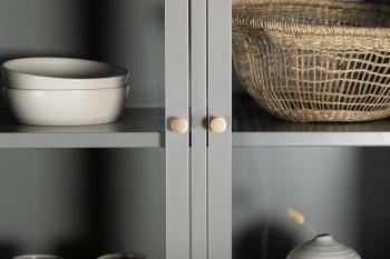 hoge vitrinekast lichtgrijs metaal 190 cm