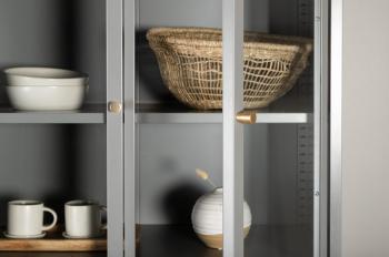 hoge vitrinekast lichtgrijs metaal 190 cm