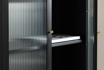 hoge vitrinekast zwart metaal 180 cm