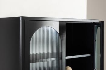 hoge vitrinekast zwart metaal 180 cm